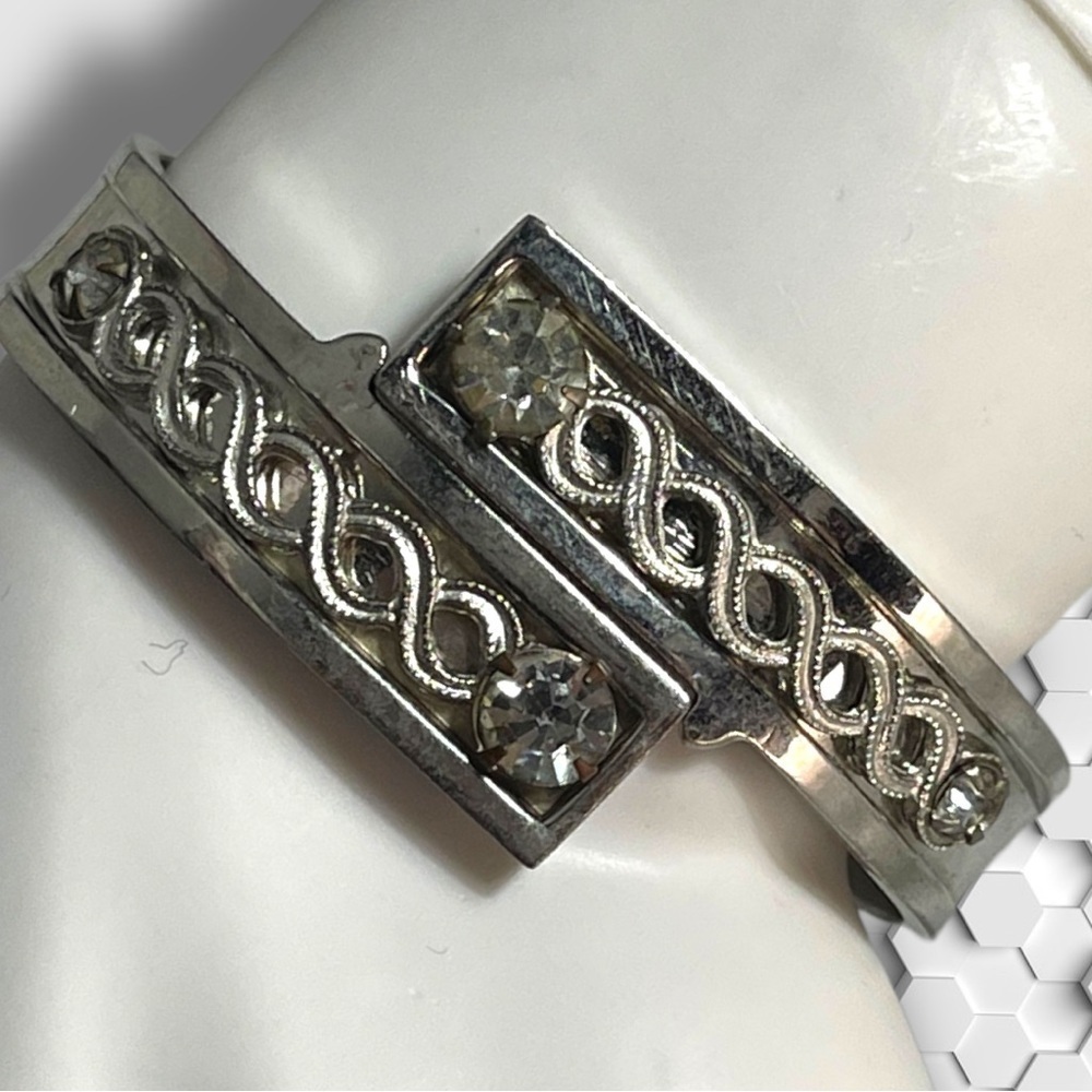 💍 Ornate Hinged Silvertone Bangle Bracelet - Picture 3 of 6